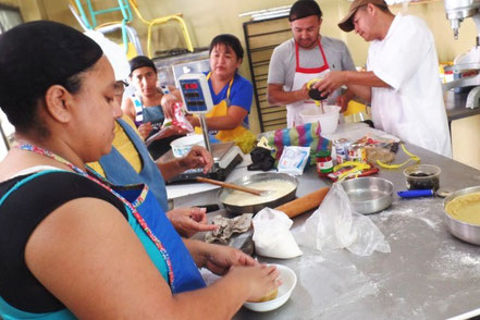 Curso práctico de pastelería para personas que necesitan un oficio a fin de emplearse pronto. Manta, Ecuador.