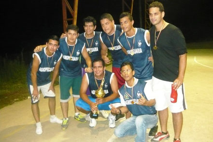 Olimpíadas Uleam: equipo masculino de básquetbol representante del semestre 5to A de Ingeniería Agropecuaria. El Carmen, Ecuador.