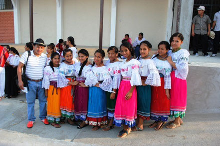 Grupo universitario de danza característica de los Andes ecuatorianos. Manta, Ecuador.