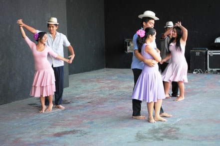 Coreografía danzística representativa del folklore montubio de Manabí. Manta, Ecuador.