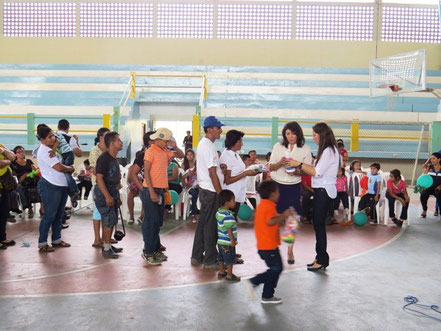 Nubia Villacís Carrión, voncal en funciones del CNE, reparte juguetes a niños discapacitados. Paján, Ecuador.