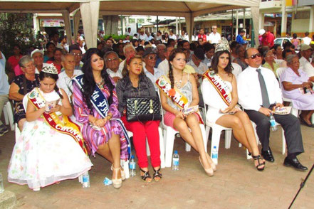 Las reinas de la sociedad chonense y diversas autoridades políticas concurrieron a escuchar el informe anual de la presidenta del Patronato. Chone, Ecuador.