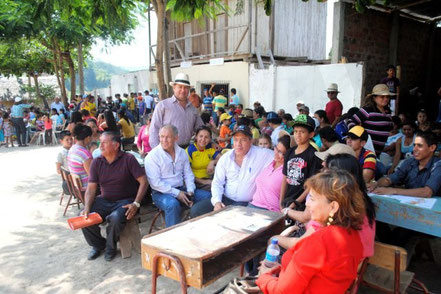 El alcalde de Chone, Deyton Alcívar, departe amigablemente con los moradores. Ñause, Ecuador.