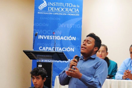 Cantante del grupo musical del Ministerio de Inclusión Económica y Social, en la presentación de la Revista Democracia Nº 2. Portoviejo, Ecuador..