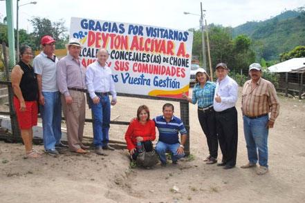 Habitantes del lugar construyeron un gran cartel para expresar su acogida al alcalde de Chone. Ñause, Ecuador.