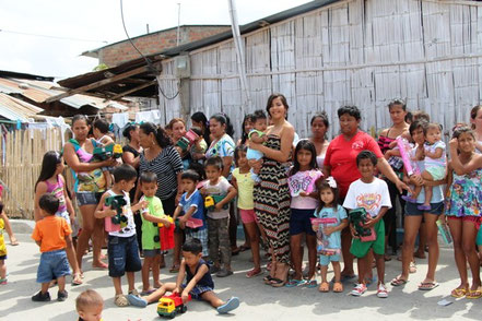 La señorita Yulissa Panchana entrega juguetes a niños de barrios populares del cantón. Manta, Ecuador.