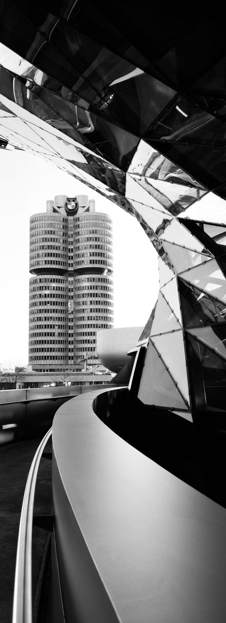 Die BMW Welt in München als vertikales Panorama-Foto in Schwarzweiß