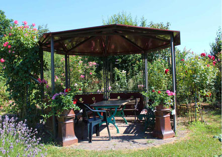 Kleines Gartenpavillon zum Ausruhen inmitten des Rosengartens Welschbach