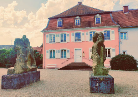 Sklupturen vor dem Roemermuseum Homburg-Saar