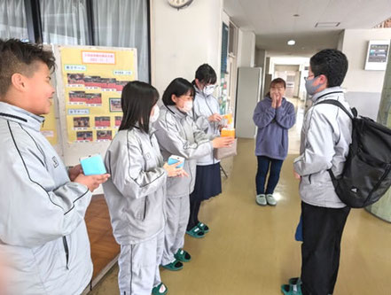 朝の募金活動の様子