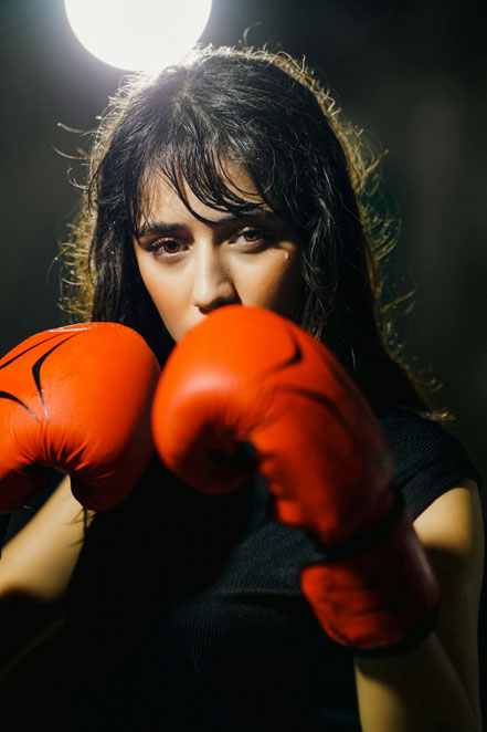 Fokussierte Frau mit Boxhandschuhen im Training