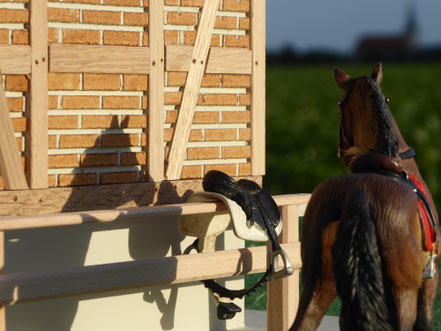 Maßstab des Stalls mit Bullyland Pferd im Vergleich