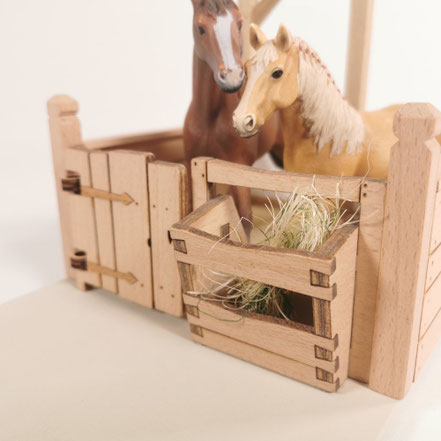 Zwei Schleich® Pferde in einer Pferdebox aus Holz im passenden Maßstab | 3zinken