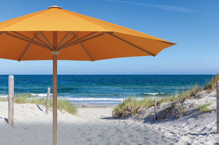 may Sonnenschirm filius in orange ohne volant am Meer Nordsee