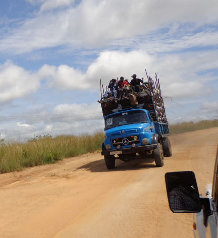 LKW Demokratische Republik Kongo Transportmittel Afrika unsicher unfall kinshasa kfz auto blau