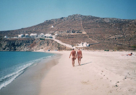 ヌーディストビーチを手をつないで散歩する老夫婦＠ミコノス・・・
