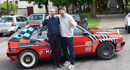 luca e roberto mais in posa con lancia delta 16v rossa to70780l realizzata dal padre mais vinicio in vernice nel 1989