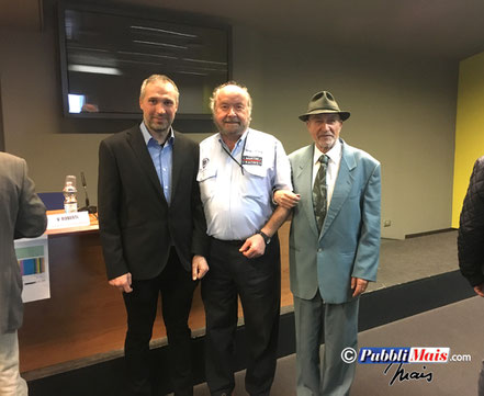 Vittorio Roberti al centro con Roberto e Vinicio Mais