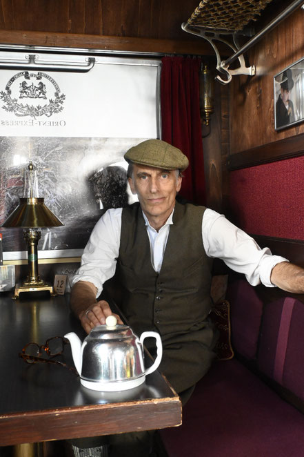 Foto von Thommi Baake bei Thommis Teatime im dekorativen Orientexpress-Interieur