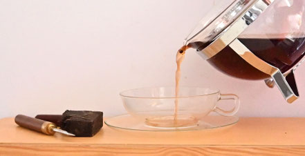 Scene from the film „Most Like It Hot“ by Thommi Baake, showing a stylish pouring of Pu Erh tea