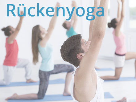 Rückenyoga - Mehrere Personen üben gemeinsam im Kurs Rückenyoga. Bild: Photographee.eu - Fotolia