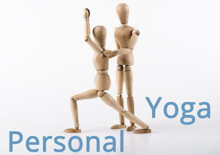 Personal Yoga - Zwei Holzpuppen stellen eine Yogasituation nach. Bild: C. Schuessler - Fotolia