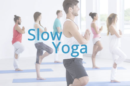 Slow-Yoga - Mehrere Personen üben gemeinsam im Kurs Slow-Yoga. Bild: Photographee.eu - Fotolia