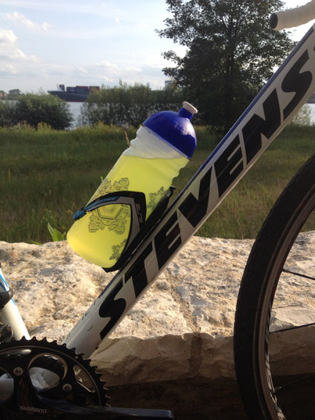 Meine Testflasche in Aktion und im Flaschenhalter am Bike
