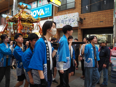 板宿本通り商店街を巡行。