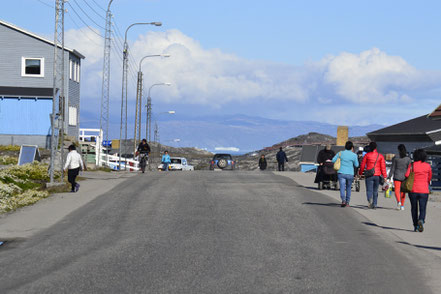 Hauptsstraße mit Blick auf die Eisberge der Diskobucht