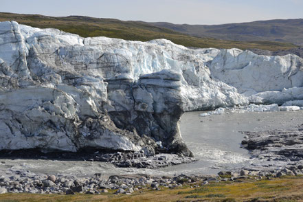 ...Ein unwirklicher Anblick: Der Russell-Glacier ist hier bis zu 80 m hoch