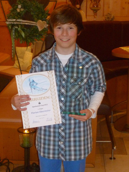 Unser Bild zeigt den erfolgreich Skirennläufer Florian Obermeier bei der Siegerehrung im Hotel St. Gunther in Rinchnach.