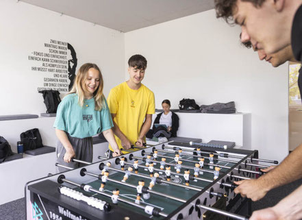 Schüler der Physiotherapie-Schule in Stuttgart beim Tischkicker spielen in der Pause