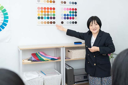 パーソナルカラー検定対策講座の授業を行う講師