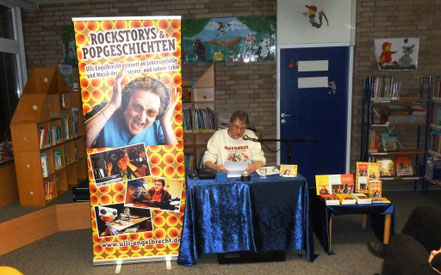 Ulli Engelbrecht liest in der Stadtteilbücherei Bochum-Wiemelhausen. Foto: Lutz Gollnick