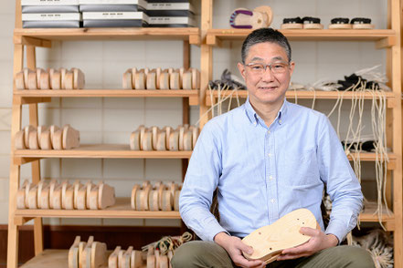 GETALS（ゲタル）を開発した嵯峨乃や代表の大森將人です。GETALSとは、五本指下駄です。健康効果のある下駄はGETALSです。