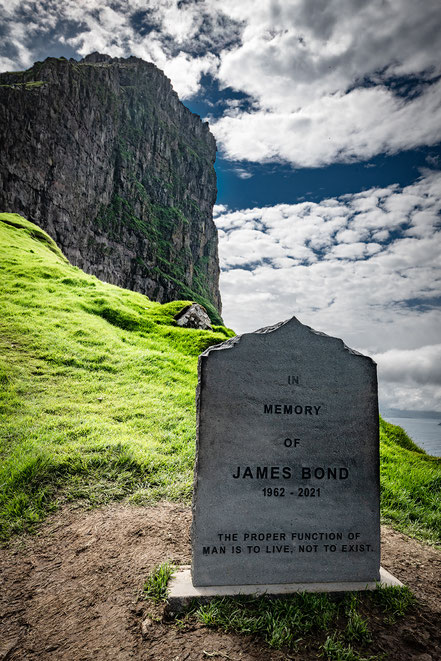 Gedenkstein für James Bond (Daniel Craig) auf Kalsoy