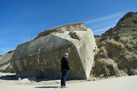 Bunker liegen wie gestrandete "Raumkreuzer" am Strand.