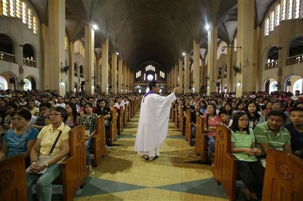  © Aaron Favila. Quelle: http://blog.gulflive.com/ mississippi-press-news/2013/03/catholics_pray_for_smooth_tran.html
