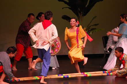 © symplex. Quelle: http://www.thelovelyplanet.net/tinikling-traditional-bamboo-dance-of-philippines/