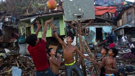 © The Soshal Network2014. Quelle: http://www.thesoshalnetwork.com/wp-content/uploads/2014/07/philippines-basketball-typhoon-haiyan-570x320.jpg