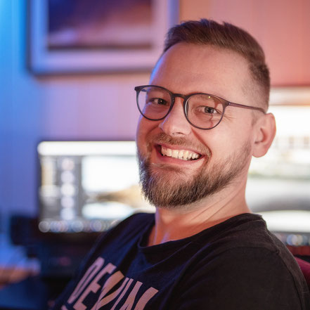 Patrick in seinem Bildbearbeitungsstudio