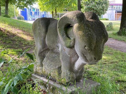 Steinbockähnliche Figur - Skulptur der Skulpturenallee Alfred-Faust-Straße 4 in Bremen-Kattenturm, Bremen Obervieland (Foto: 05-2020, Jens Schmidt)