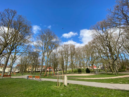 Die Erinnerungsstele ist in eine kleine Parkumgebung eingebettet (Foto 03-2020, Jens Schmidt)