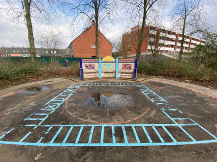 "Kunst und Spiel mit Fliesen" - die eigentlich titellose Kunstschöpfung von Ulrike Möhle-Wieneke in einer Parkanlage in Bremen-Kattenesch, Bremen Obervieland (Foto: 03-2020, Jens Schmidt)