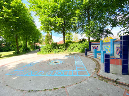 Sitzskulptur und Spielfeld aus Keramikfliesen - Regionale Suche