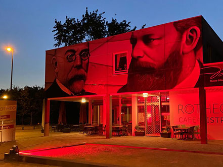 Café Rotheo in Bremen-Kattenturm: In der "Night of Light" 2020 wurde auch diese Location rot beleuchtet (Foto: 06-2020, Jens Schmidt)