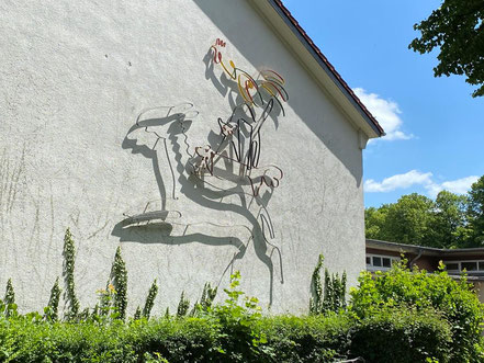 Beim Betreten des Grundstücks der Oberschule Habenhausen fällt das mehrere Meter hohe Kunstwerk sofort ins Auge. (Foto: 05-2020, Jens Schmidt)