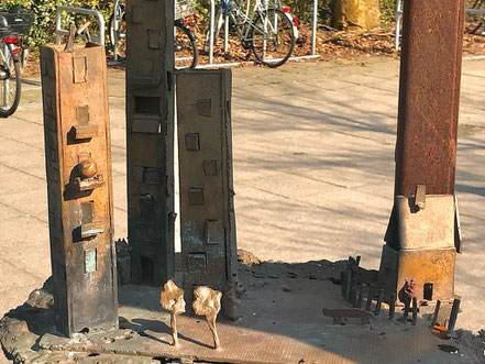 Detailaufnahme eines Teils des Denkmals "Vom Kommen und gehen" in Bremen-Kattenturm, Bremen Obervieland (Foto: 04-2018, Jens Schmidt)