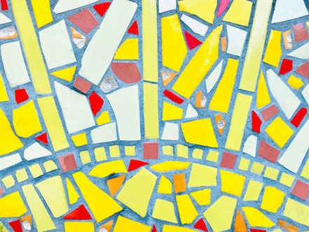 Sitzskulptur und Spielfeld aus Keramikfliesen - Regionale Suche